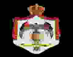Wappen mit einem Adler und gekreuzten Waffen, umgeben von roten Vorhängen und einer Krone.