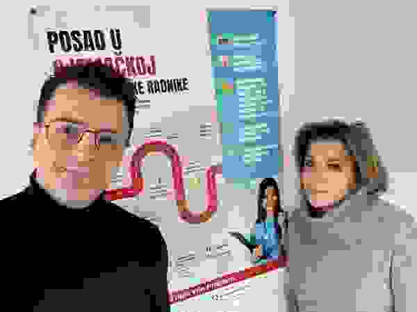 Zwei Personen posieren vor einem Plakat mit Informationen zu Arbeitsmöglichkeiten in Deutschland, darunter Schulungsangebote und Zertifikate.